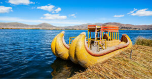 Un maestro a orillas del lago Titicaca